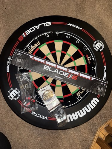 Winmau dart board with - dart,